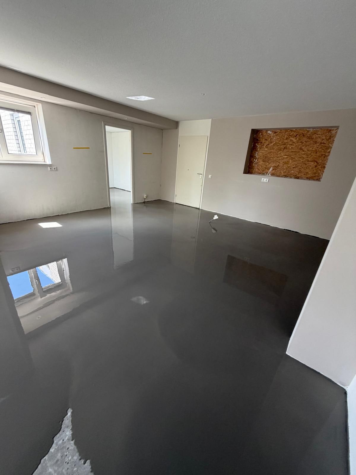 Wet levelling compound on a subfloor