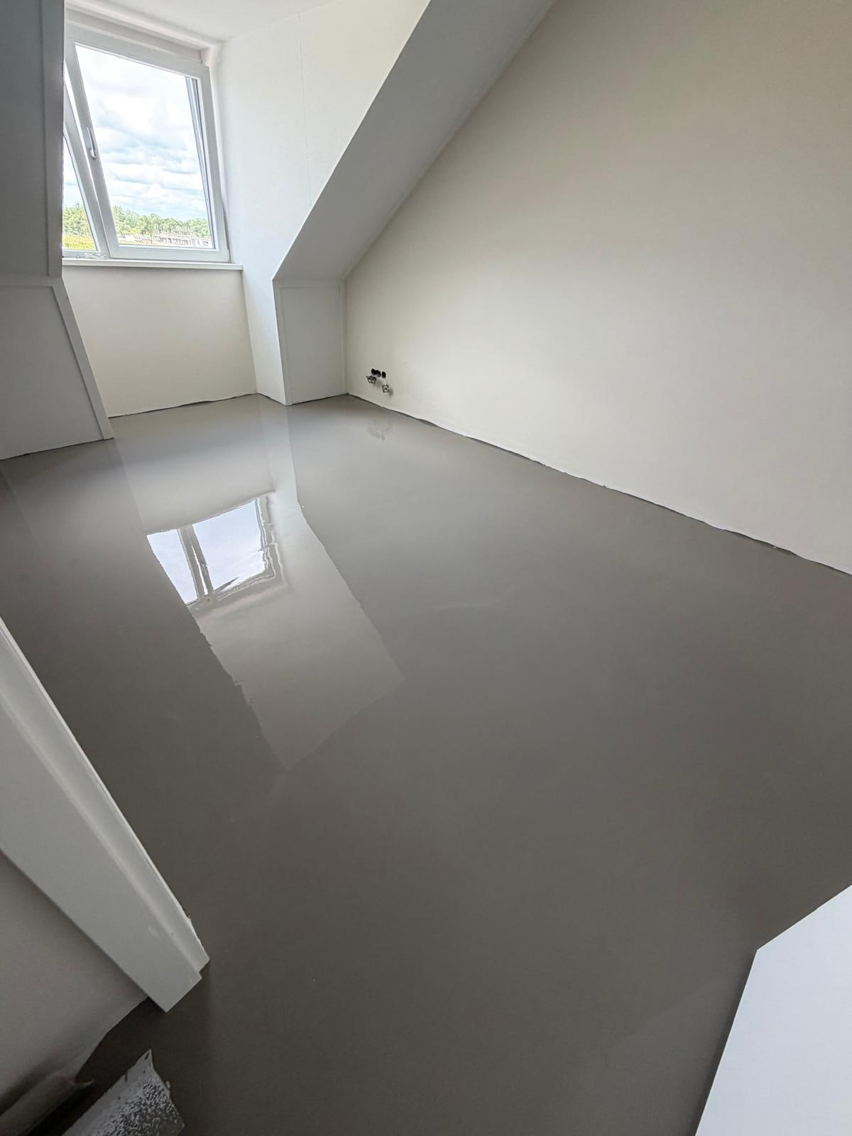 Cured levelling compound as a flat subfloor