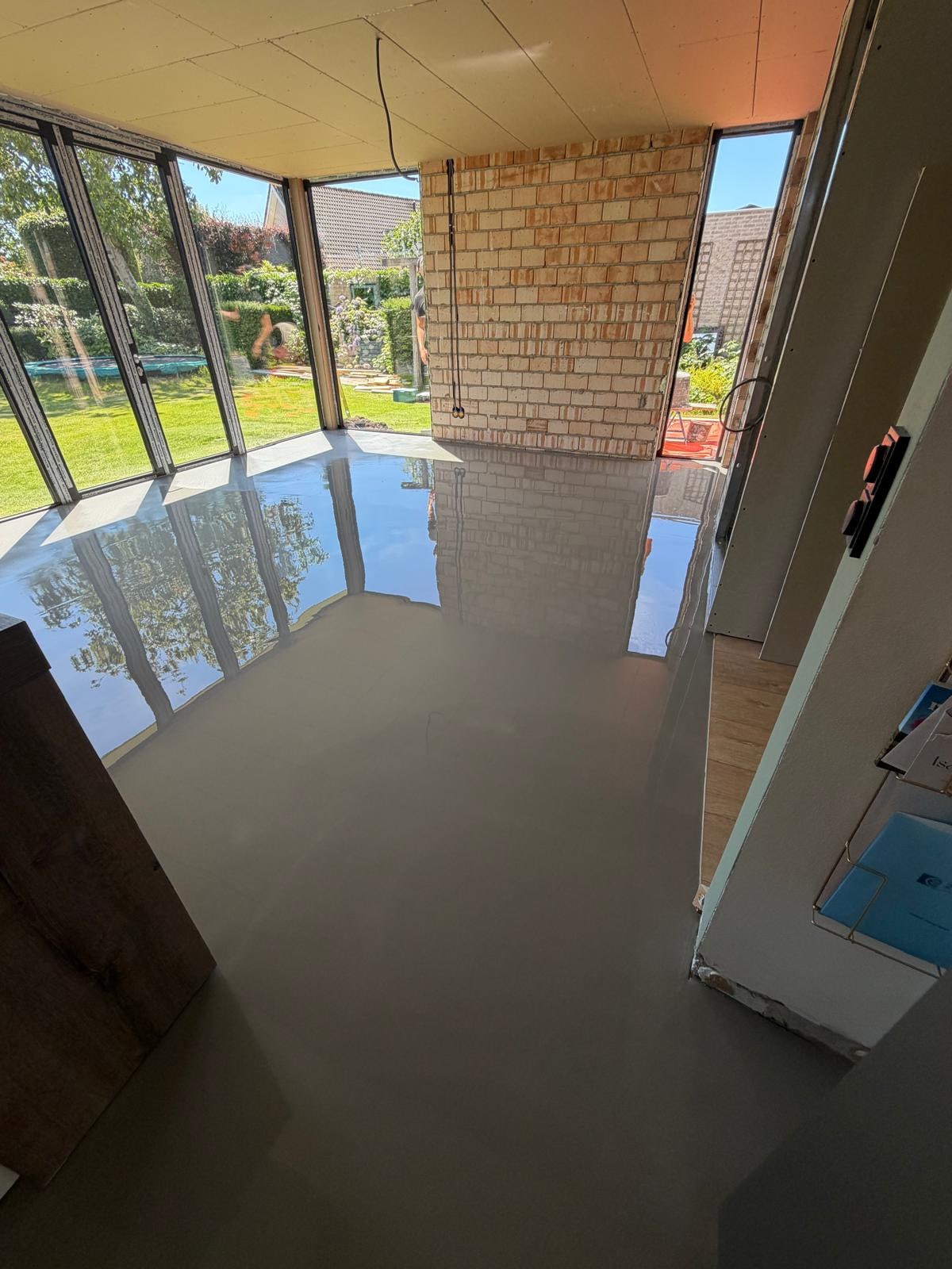Wet levelling compound in a living room