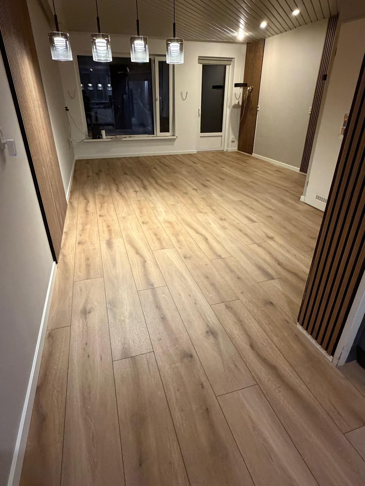 Finished PVC floor in straight planks